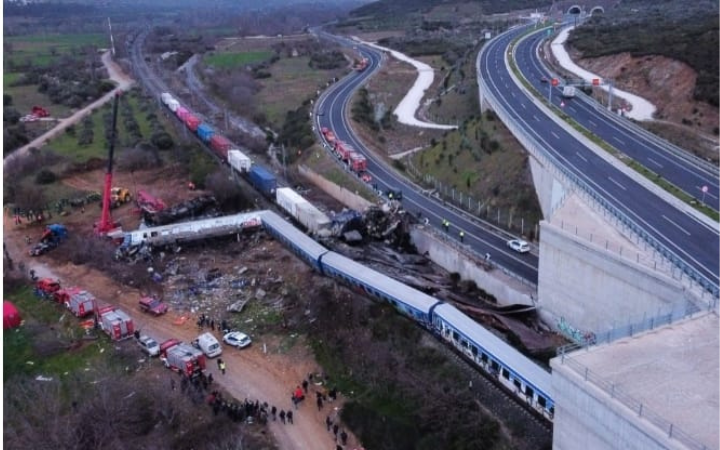 Sobe para 57 o número de mortos em colisão de comboios na Grécia