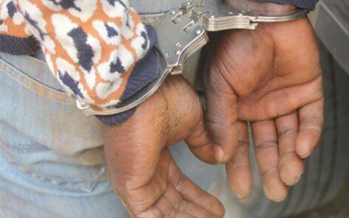 Cidadão detido por supostamente assassinar o seu amigo à facadas na centralidade do Capari