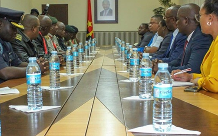 Angola e Zimbabwe partilham experiências militares